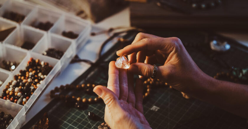 Biżuteria z kamieni naturalnych – idealny pomysł na prezent